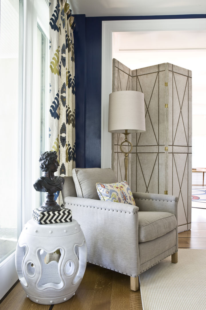 DC Design House - Vignette homify Living room upholstered screen,room divider,bust,bone inlay,decorative box,ikat fabric,indigo,chic,nailhead trim,high end,lacquer,marble stool