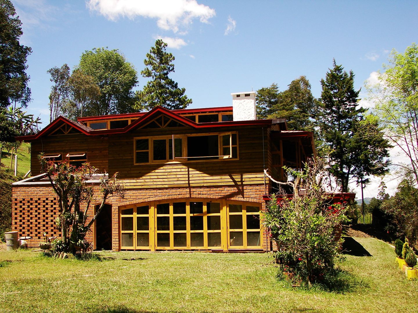 Casa de Campo, Guarne - Antioquia, @tresarquitectos @tresarquitectos Casas clássicas