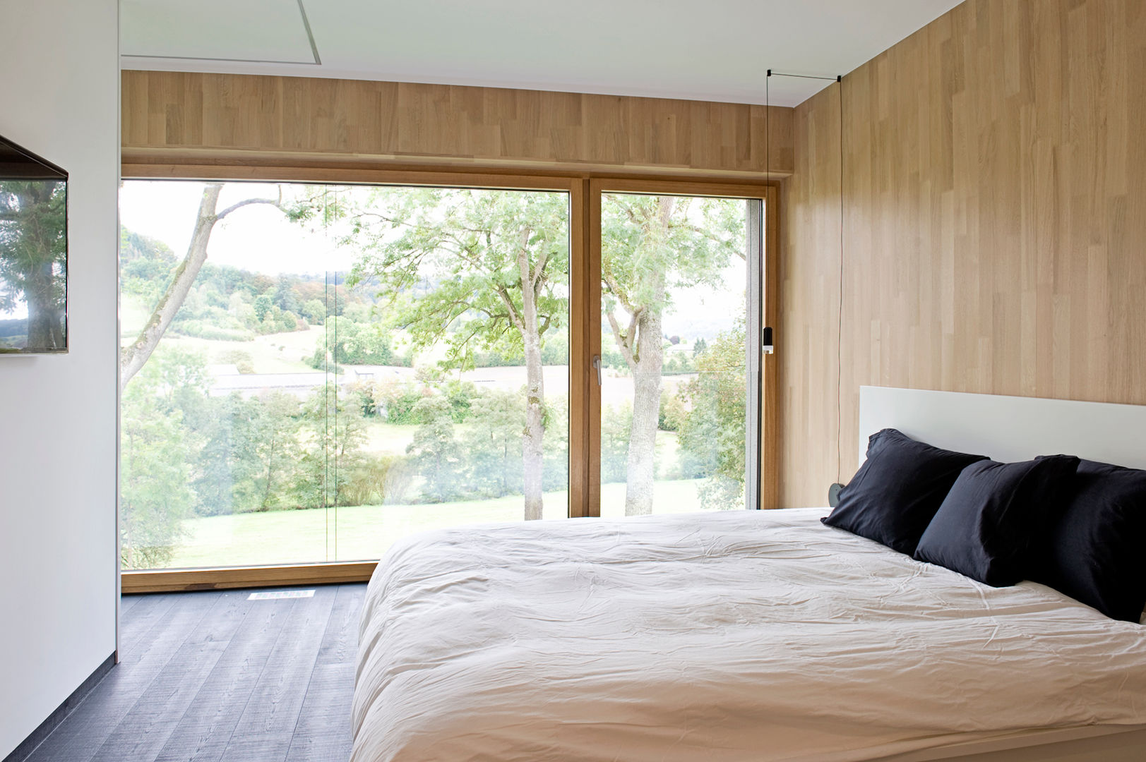 Ökologisches Traumhaus aus Beton und Massivholz, Maisons Loginter Maisons Loginter Dormitorios de estilo moderno Madera Acabado en madera