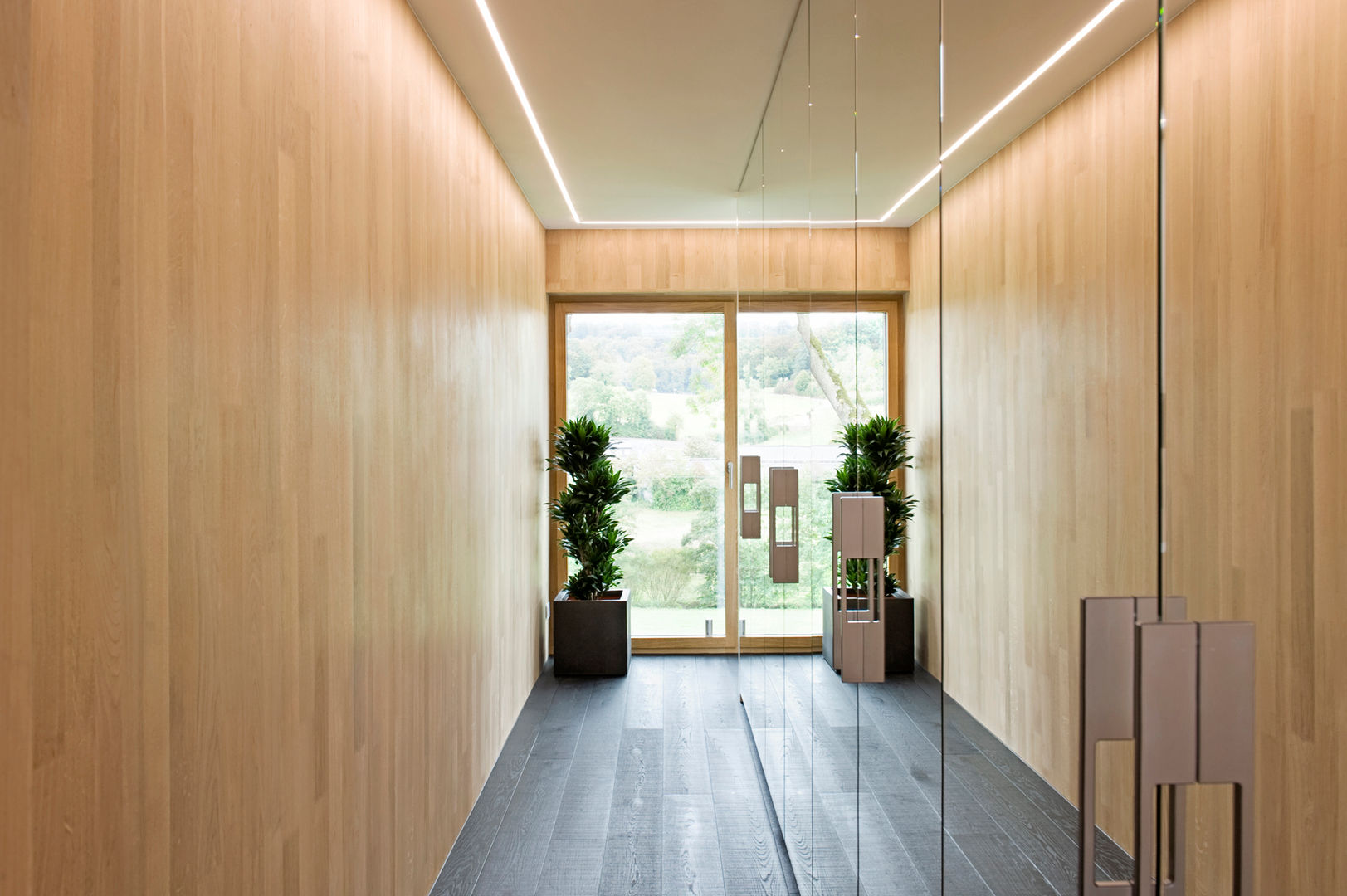 Ökologisches Traumhaus aus Beton und Massivholz, Maisons Loginter Maisons Loginter Modern dressing room