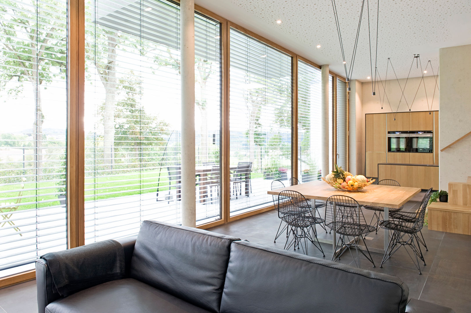 Ökologisches Traumhaus aus Beton und Massivholz, Maisons Loginter Maisons Loginter Modern Living Room