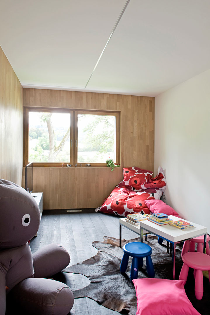 Ökologisches Traumhaus aus Beton und Massivholz, Maisons Loginter Maisons Loginter Modern Kid's Room