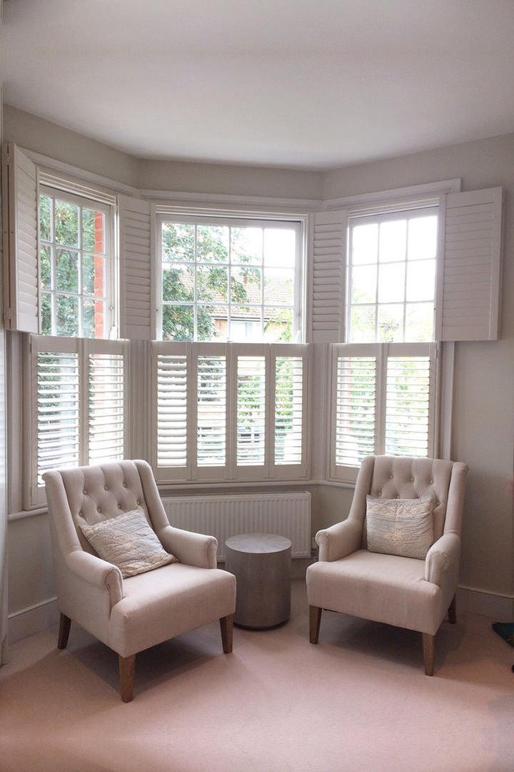 Living room shutters for bay windows homify 现代客厅設計點子、靈感 & 圖片 木頭 Wood effect 配件與裝飾品