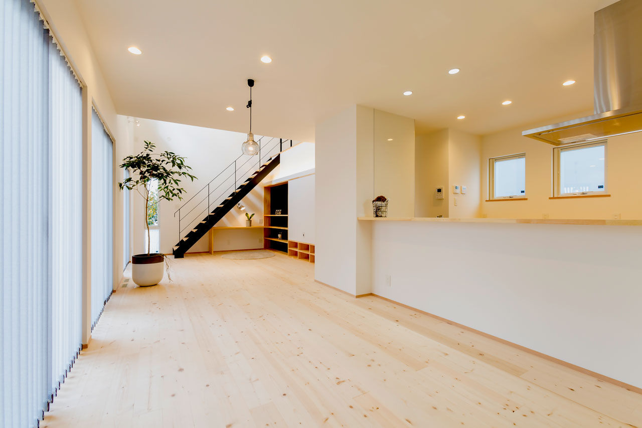 明るいリビングと大きな吹抜けのある家, KAWAZOE-ARCHITECTS KAWAZOE-ARCHITECTS Modern dining room