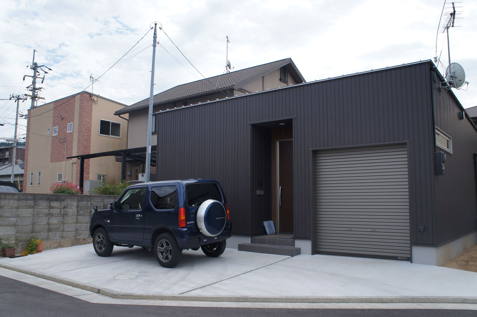 ガレージ付きの平屋の住宅, KAWAZOE-ARCHITECTS: KAWAZOE-ARCHITECTSが手掛けたミニマリストです。,ミニマル ガレージ,高松の家,香川の家