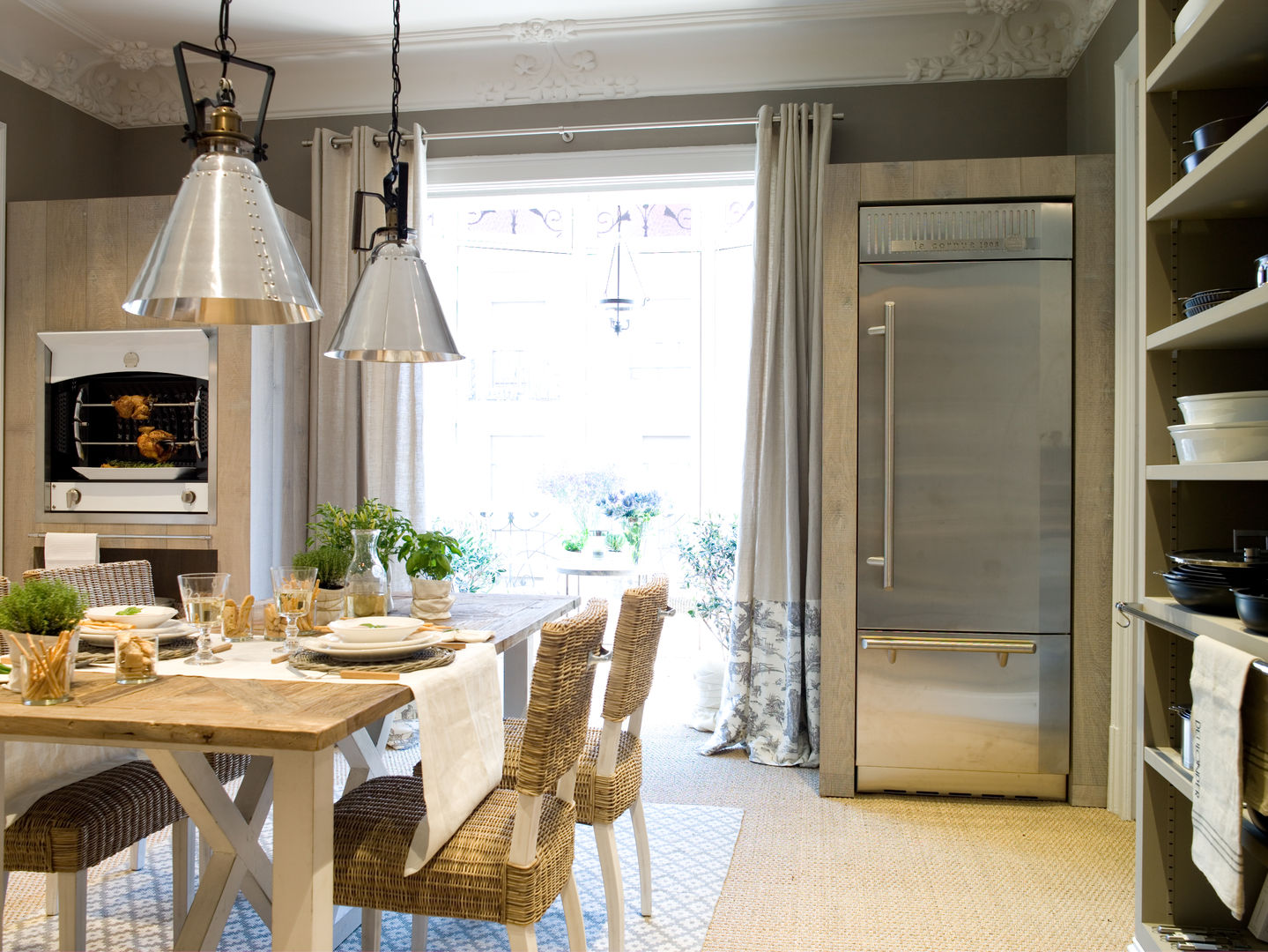 Luminosa cocina con gran balcón DEULONDER arquitectura domestica Cocinas de estilo rústico Madera Acabado en madera