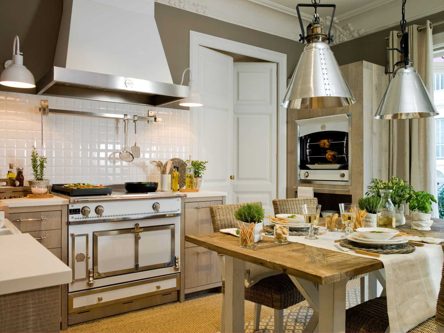 Una cocina de aire rústico que se adapta al entorno urbano, DEULONDER arquitectura domestica DEULONDER arquitectura domestica Cozinhas rústicas Madeira Acabamento em madeira