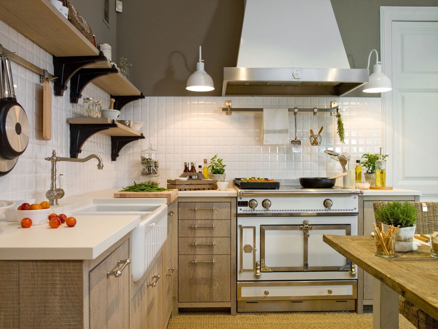 Fuegos y horno Château, de La Cornue DEULONDER arquitectura domestica Cocinas de estilo rústico Madera Acabado en madera