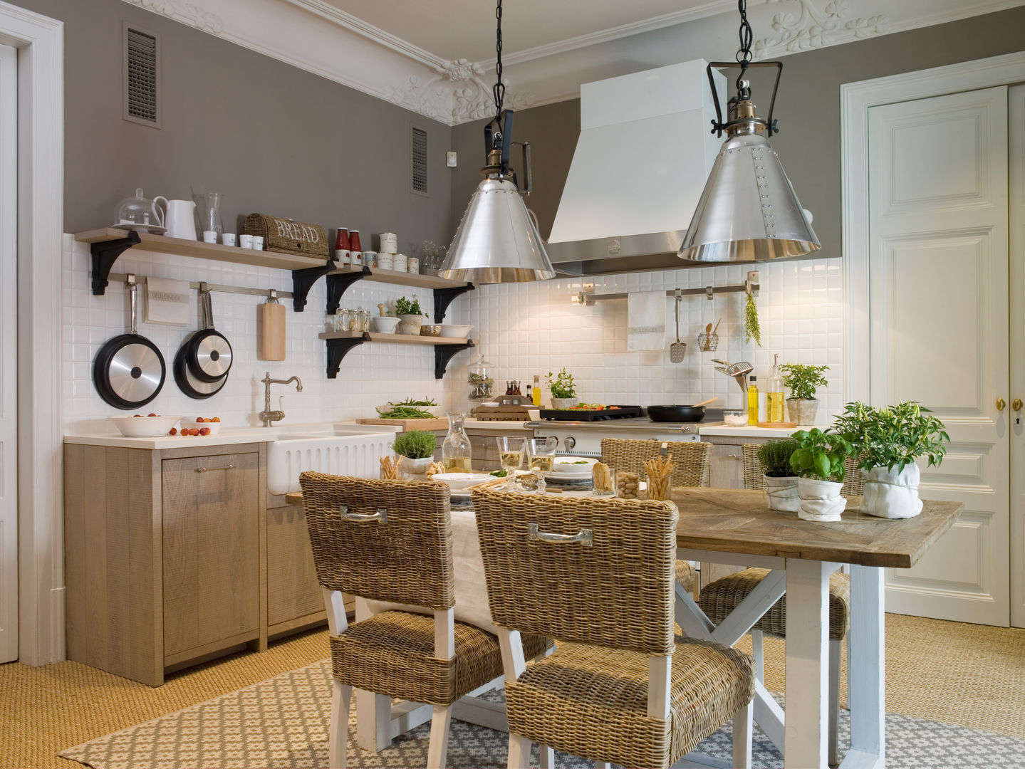 Una cocina de aire rústico que se adapta al entorno urbano, DEULONDER arquitectura domestica DEULONDER arquitectura domestica Cozinhas campestres Madeira Efeito de madeira