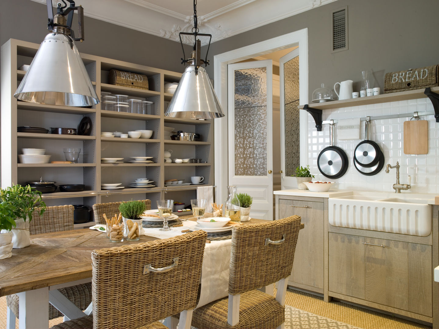 Una cocina de aire rústico que se adapta al entorno urbano, DEULONDER arquitectura domestica DEULONDER arquitectura domestica Cucina in stile rustico Legno Effetto legno