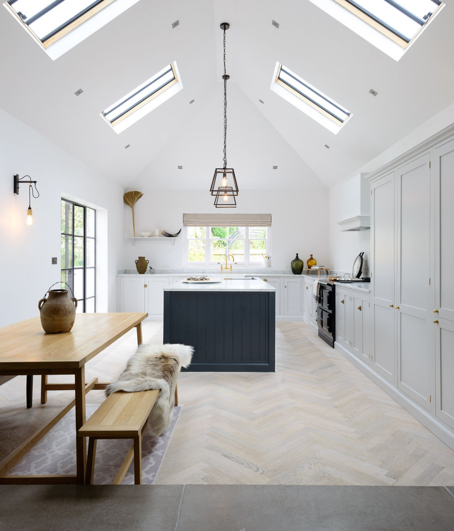 The Coach House Kitchen by deVOL deVOL Kitchens 北欧デザインの キッチン 木 木目調 open plan,light,bright,shaker,kitchen,design,extension,project,renovation,pale cupboards,grey cupboards,island