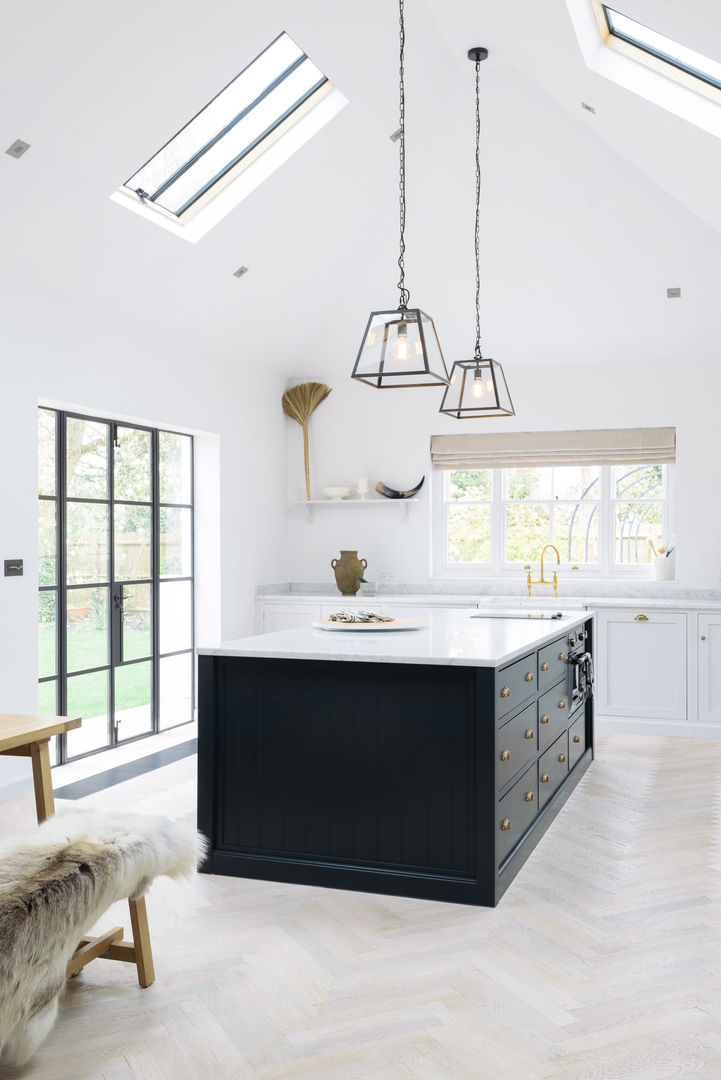 The Coach House Kitchen by deVOL deVOL Kitchens مطبخ خشب Wood effect crittall windows,parquet flooring,pendant lights,shaker kitchen,devol kitchen,island,open plan,living