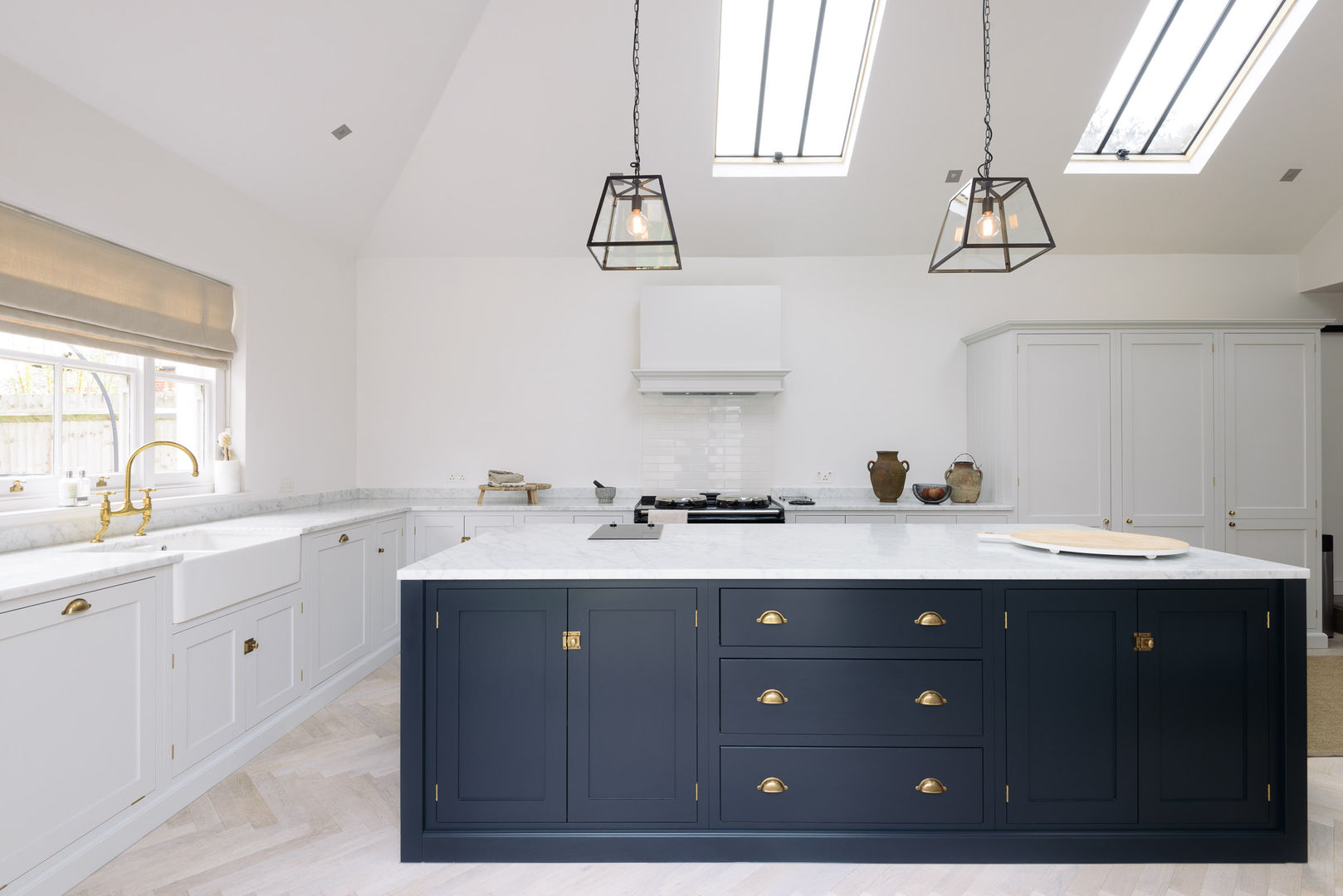 The Coach House Kitchen by deVOL deVOL Kitchens Cozinhas escandinavas Madeira Acabamento em madeira brass taps,brass hardware,pendant lights,island,dark blue,pale grey,white walls,kitchen,extension,renovation