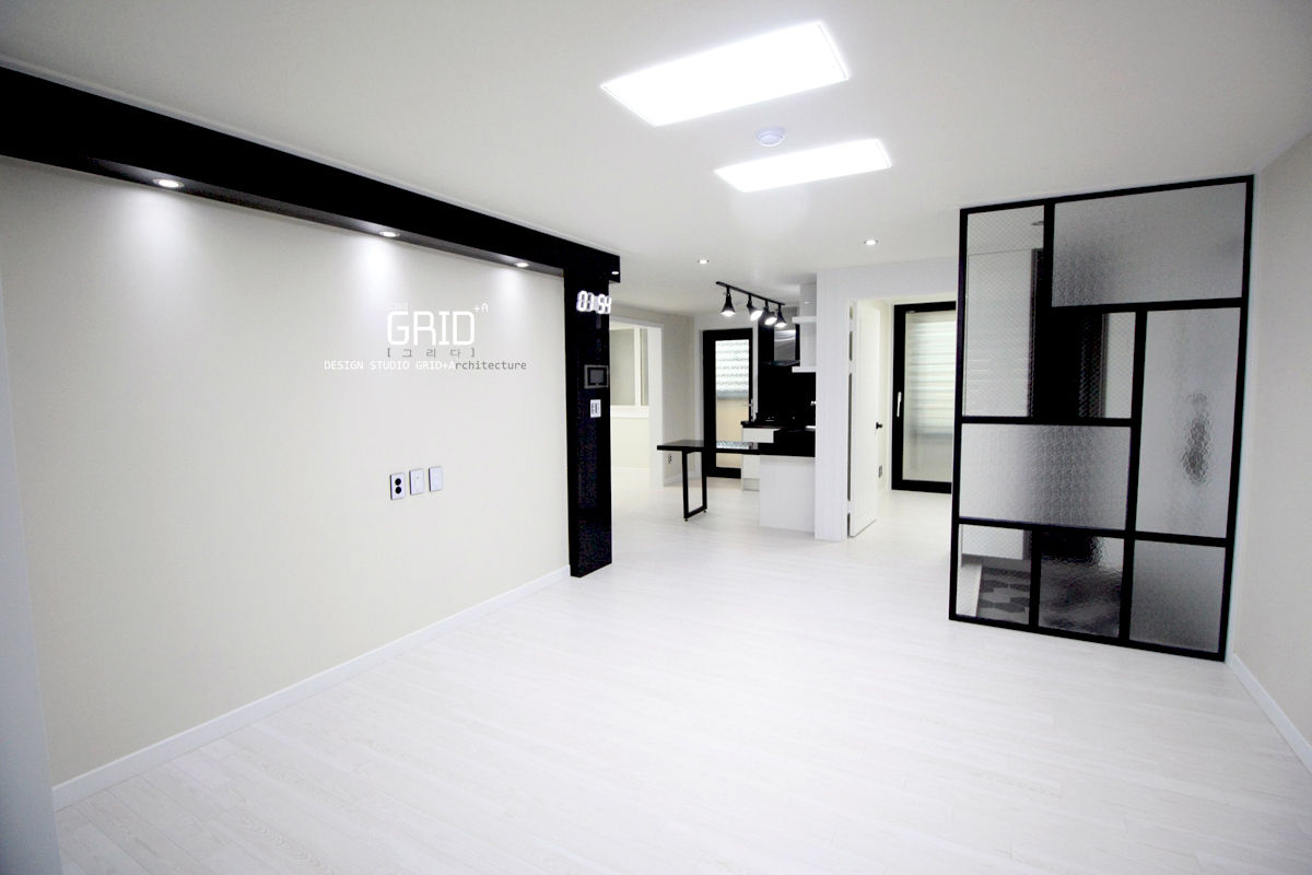 거실인테리어 Design Studio Grid+A 미니멀리스트 거실 플랙파티션,온라인집들이거실,20평대거실,블랙인테리어,블랙모던,미니멀라이프,시크한인테리어,삼삼동인테리어