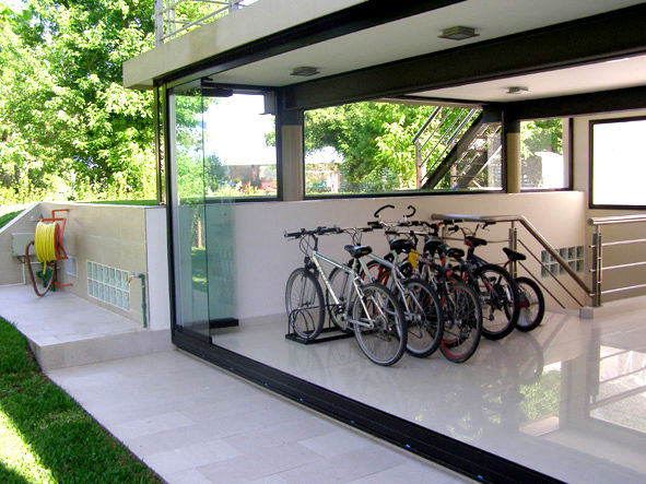 Garaje protegido con Cortinas de Cristal (Paneles Corredizos de Vidrio) AIRCLOS Anexos de estilo moderno