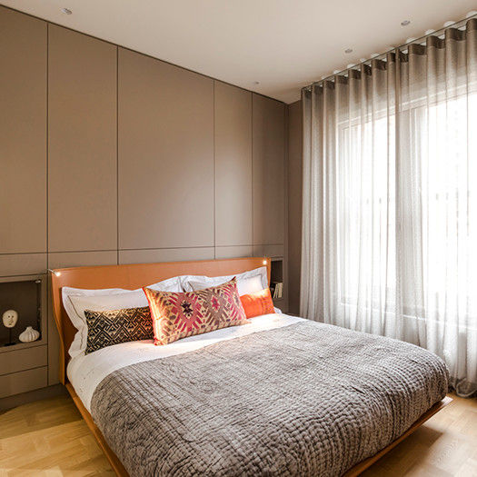 View of bedroom Studio 29 Architects ltd Dormitorios modernos Tablero DM Pat Giddens curtains,Chaplins,Built-in storage