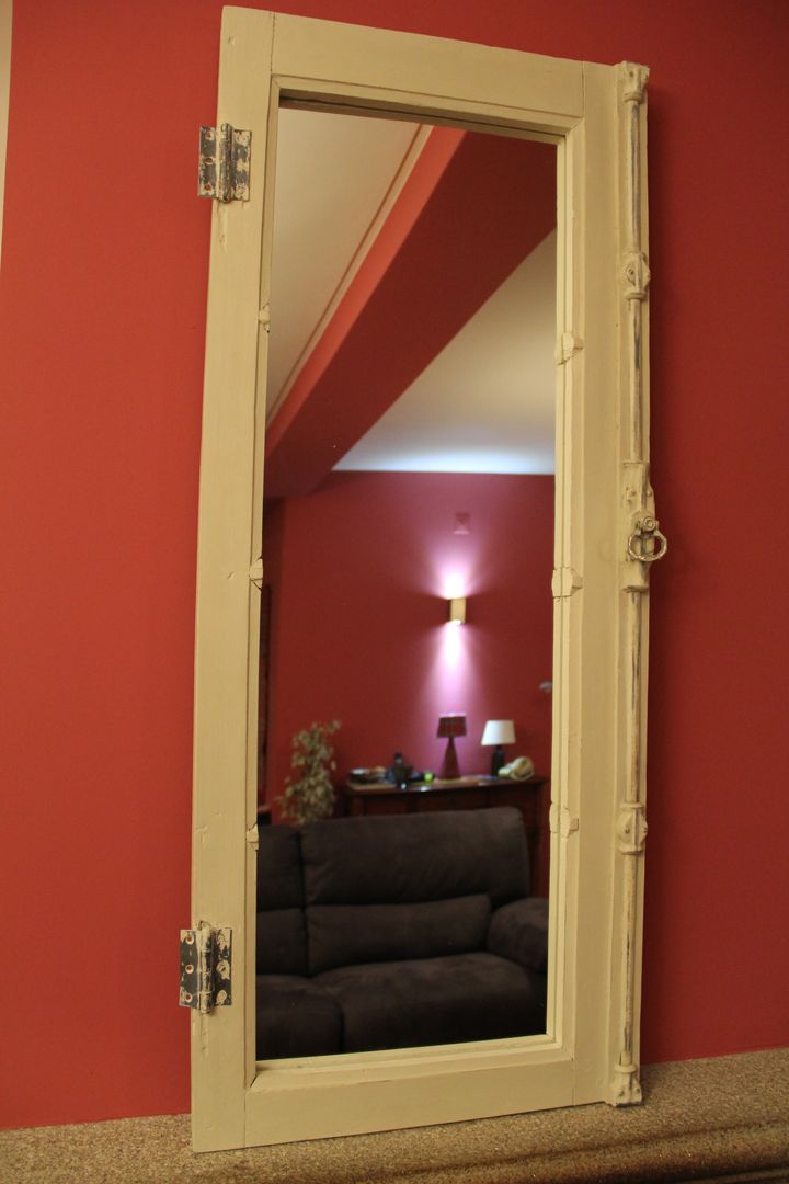 Espelho tendo como suporte uma janela antiga, pintada em ocre. Pó de Giz Quartos rústicos Madeira maciça Multi colorido Acessórios e decoração