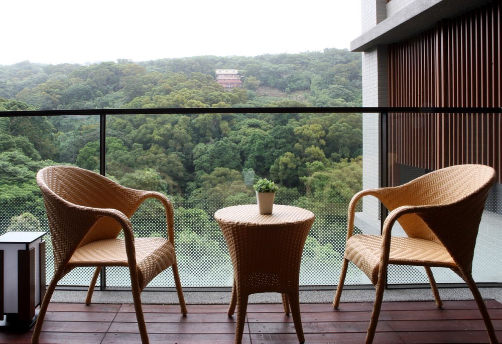 菩方田, 黃宏輝建築師事務所 黃宏輝建築師事務所 Eclectic style balcony, veranda & terrace Wood-Plastic Composite