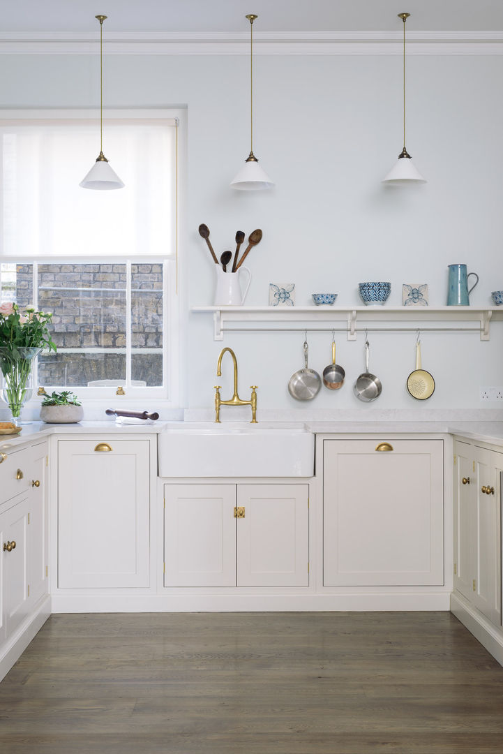 The SW1 Kitchen by deVOL deVOL Kitchens Klasik Mutfak Ahşap Ahşap rengi open shelving,wooden floor,simple cupboards,timeless,classic,shaker,kitchen,design,deVOL