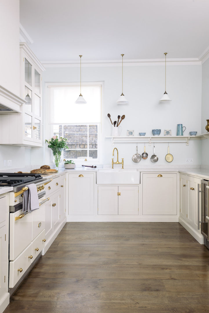 The SW1 Kitchen by deVOL deVOL Kitchens Kitchen Wood Wood effect handmade,britishmade,shaker,kitchen,design,devol,pendant lights,big windows,brass taps