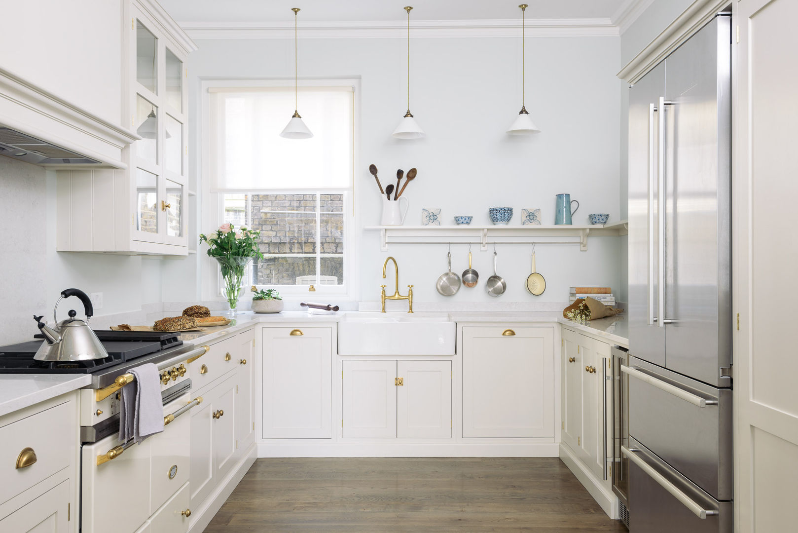 The SW1 Kitchen by deVOL deVOL Kitchens ห้องครัว ไม้ Wood effect wooden floorboards,pale cupboards,shaker cupboards,deVOL Kitchen,handmade,lacanche,range cooker,shaker shelf