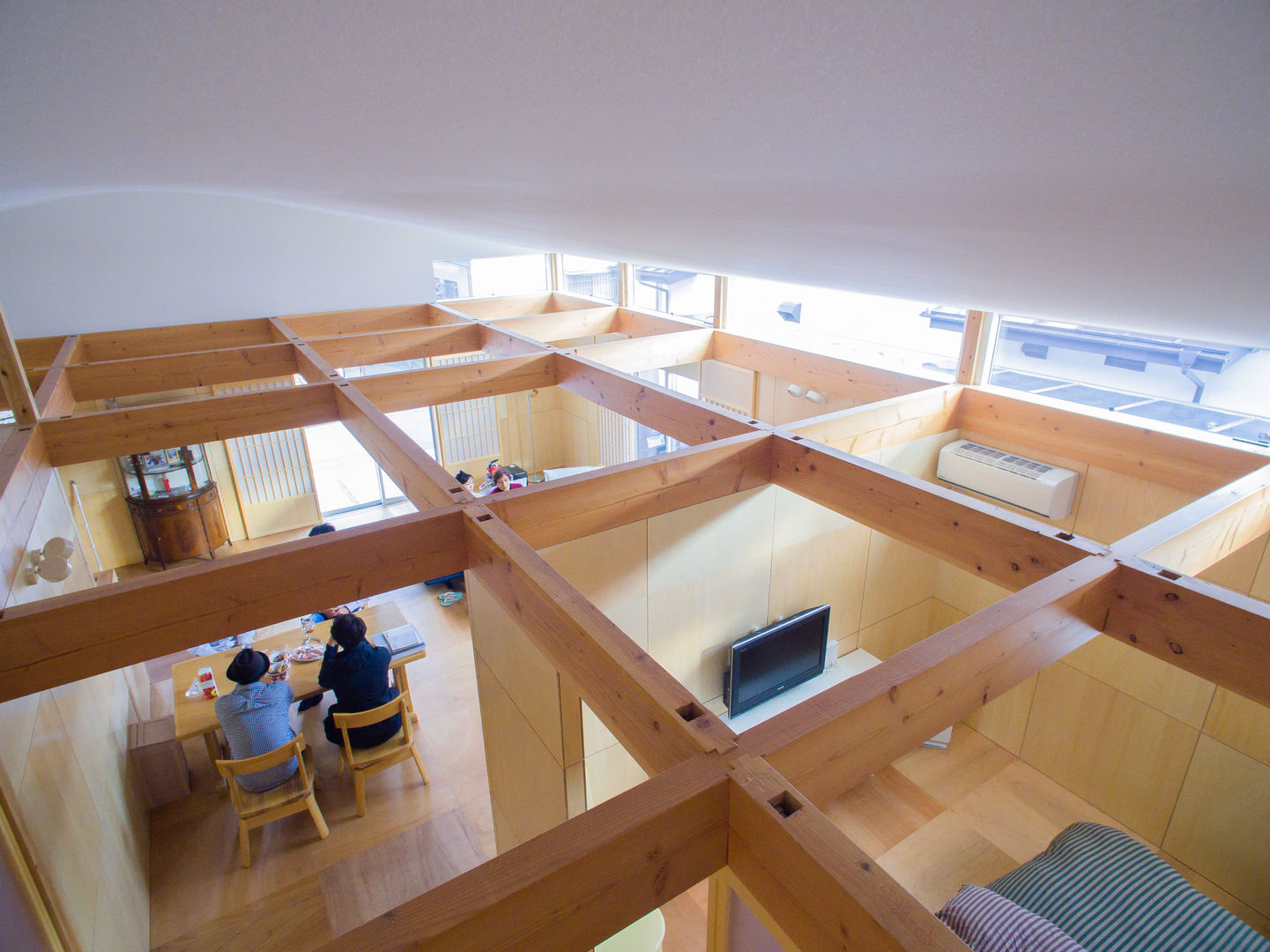 『間仕切りと大収納の家』将来の変化にも容易に対応できる住まい, イン-デ-コード design office イン-デ-コード design office ห้องนั่งเล่น ไม้ Wood effect