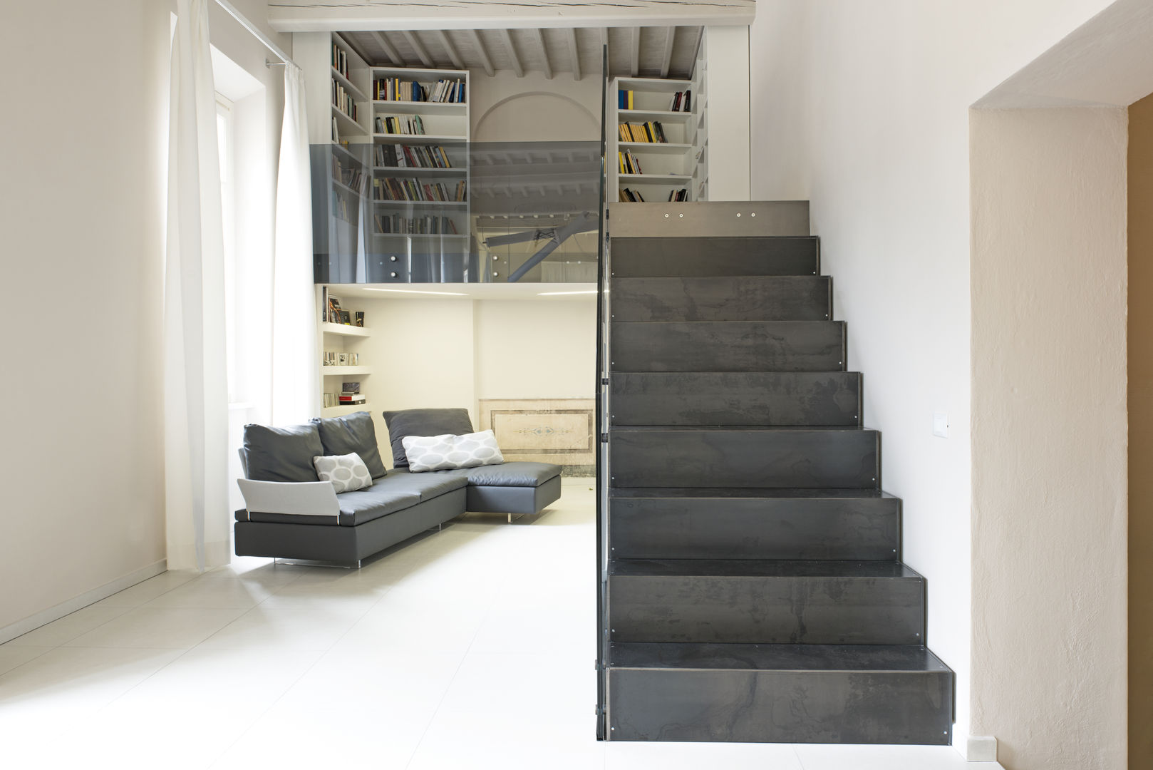 Casa Giulia e Gianni, Luca Doveri Architetto - Studio di Architettura Luca Doveri Architetto - Studio di Architettura Minimalist corridor, hallway & stairs