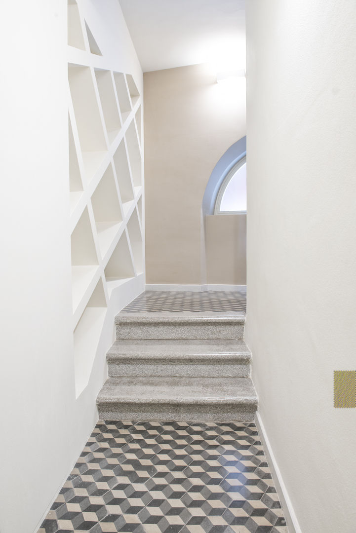 Casa Giulia e Gianni, Luca Doveri Architetto - Studio di Architettura Luca Doveri Architetto - Studio di Architettura Minimalist corridor, hallway & stairs