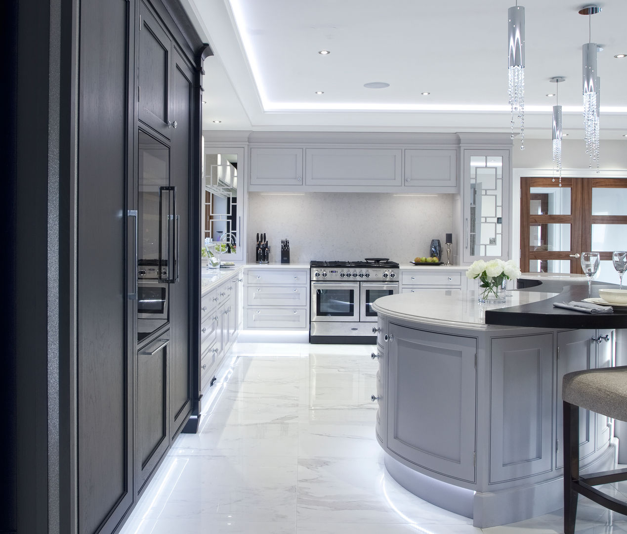 Luxury Painted Kitchen with Ebony, Designer Kitchen by Morgan Designer Kitchen by Morgan Klassieke keukens traditional kitchen,kitchen lighting,kitchen chairs,black kitchen,kitchen island,kitchen table,grey,chairs