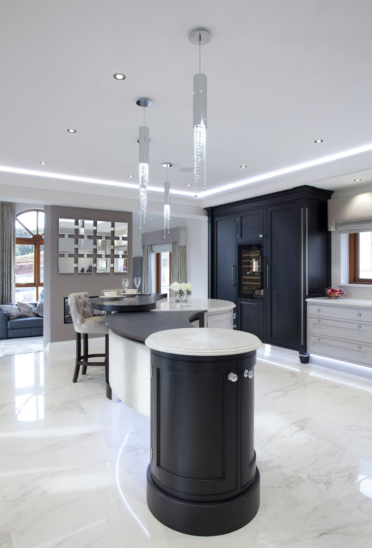 Luxury Painted Kitchen with Ebony, Designer Kitchen by Morgan Designer Kitchen by Morgan Klassieke keukens curved,curved kitchen,kitchen,kitchen lighting,black kitchen,black,kitchen chairs,kitchen cabinet,kitchen table,kitchen floor