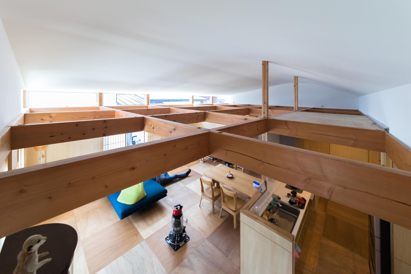 『間仕切りと大収納の家』将来の変化にも容易に対応できる住まい, イン-デ-コード design office イン-デ-コード design office Ruang Keluarga Modern Kayu Wood effect