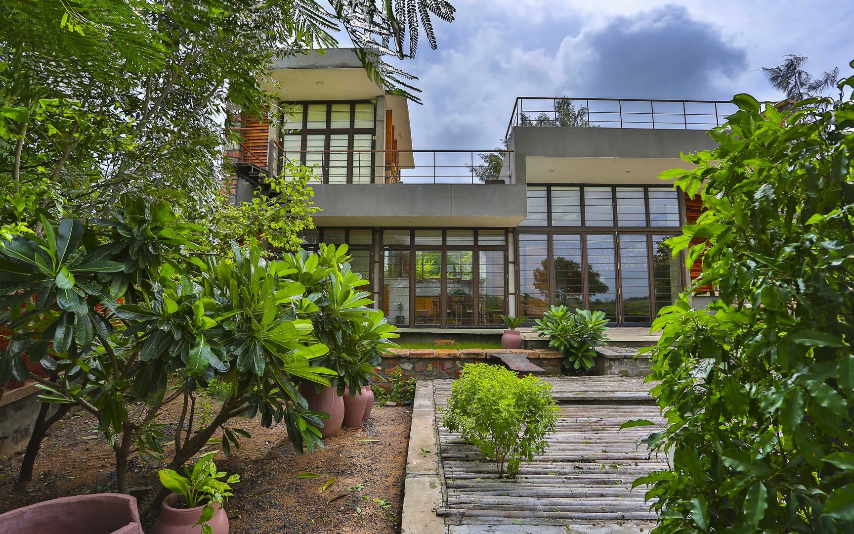 Villa Aaranyak, prarthit shah architects prarthit shah architects Modern style gardens