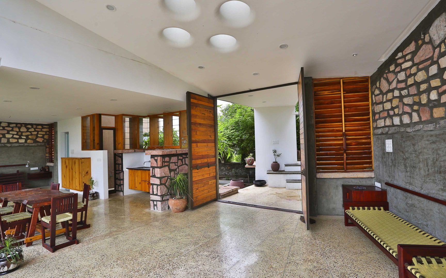 Villa Aaranyak, prarthit shah architects prarthit shah architects Modern living room