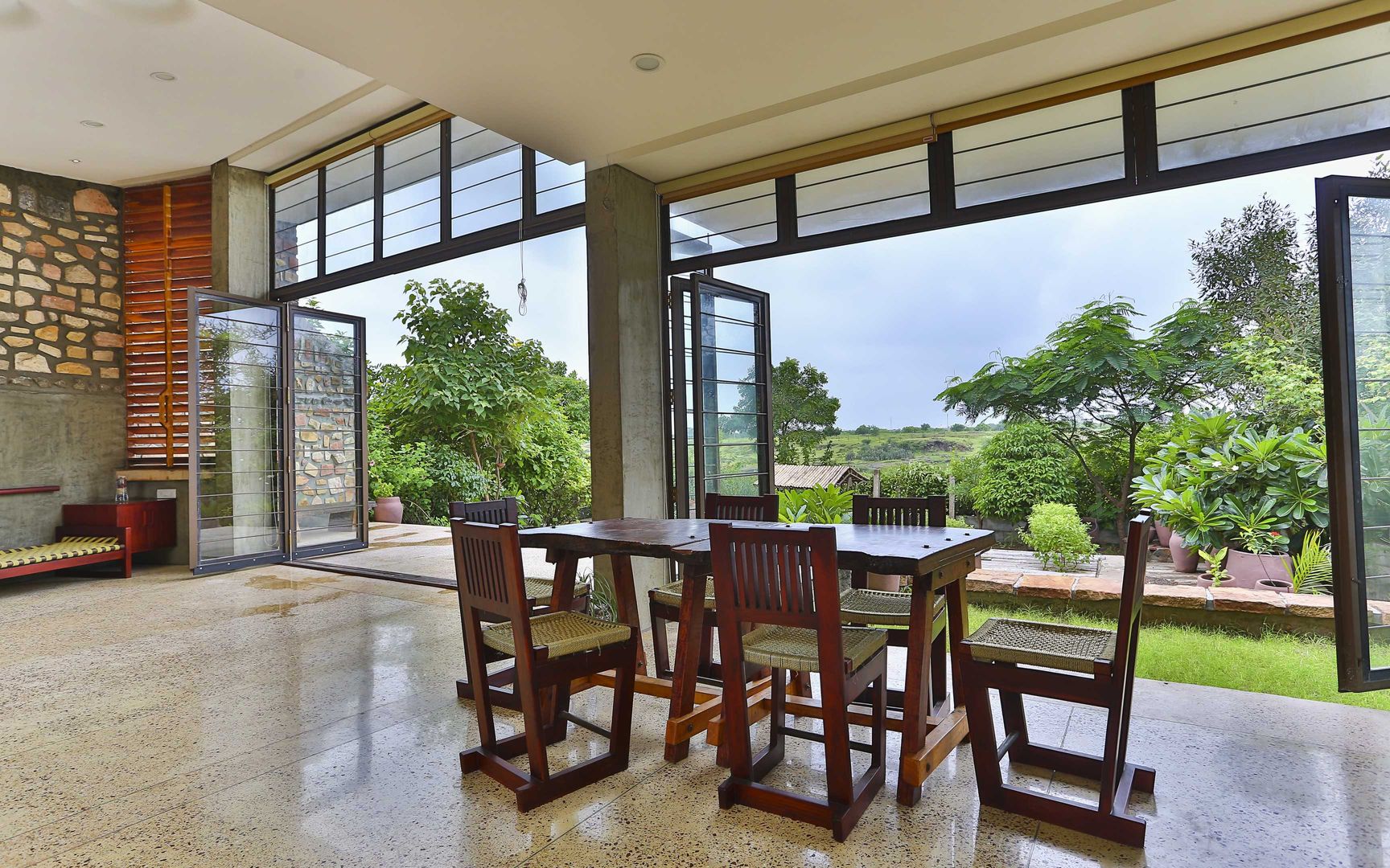 Villa Aaranyak, prarthit shah architects prarthit shah architects Dining room