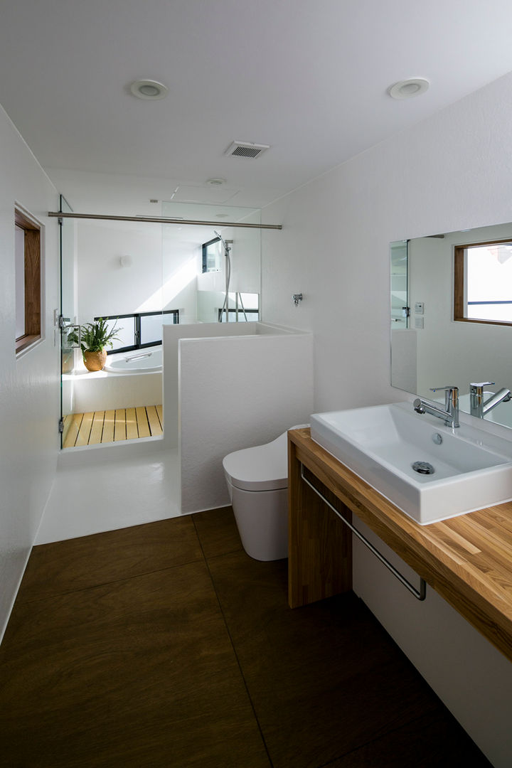 まんなか group-scoop 北欧スタイルの お風呂・バスルーム 無垢材 多色 FRP,スノコ,一室空間