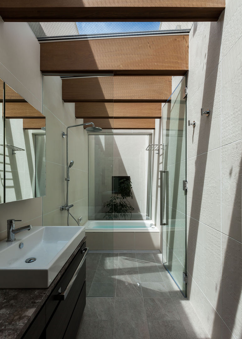 平安通の家, Architet6建築事務所 Architet6建築事務所 Salle de bain minimaliste Tuiles