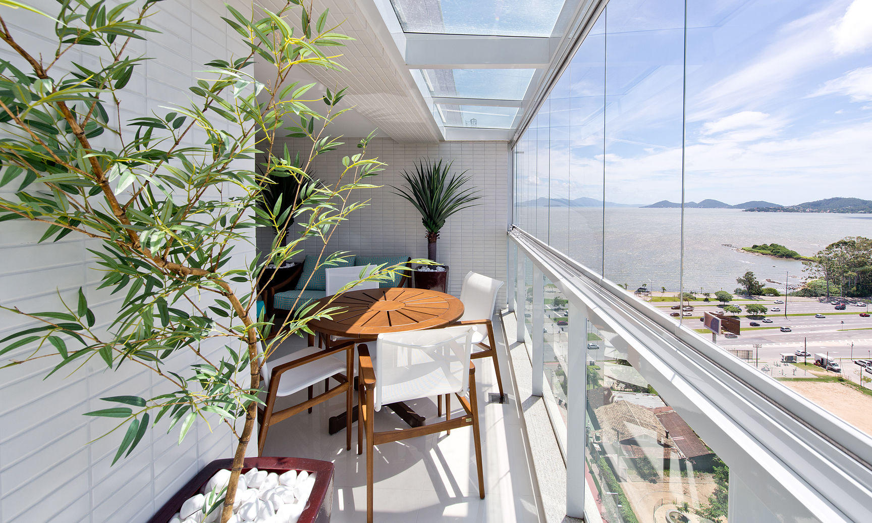 homify Modern balcony, veranda & terrace