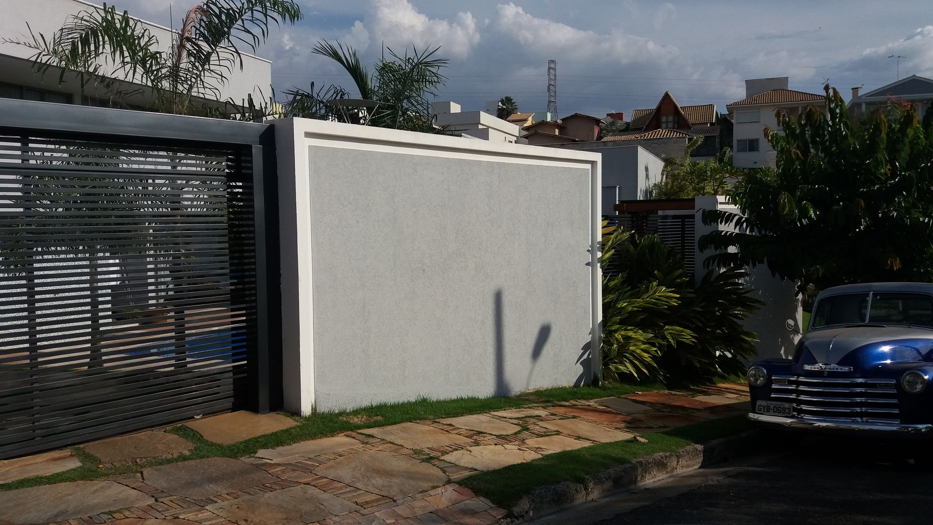 Residência Fazenda da Serra, Monica Guerra Arquitetura e Interiores Monica Guerra Arquitetura e Interiores Modern garage/shed