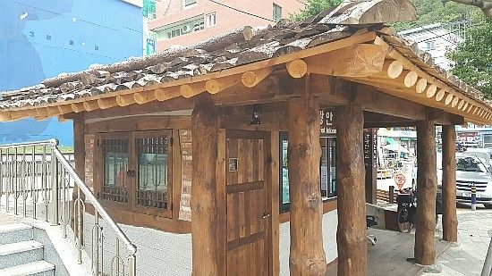 한국전통 목조건축 '대목장' 너와집, 한국인테리어 (주)명인건설 한국인테리어 (주)명인건설 Casas de estilo asiático