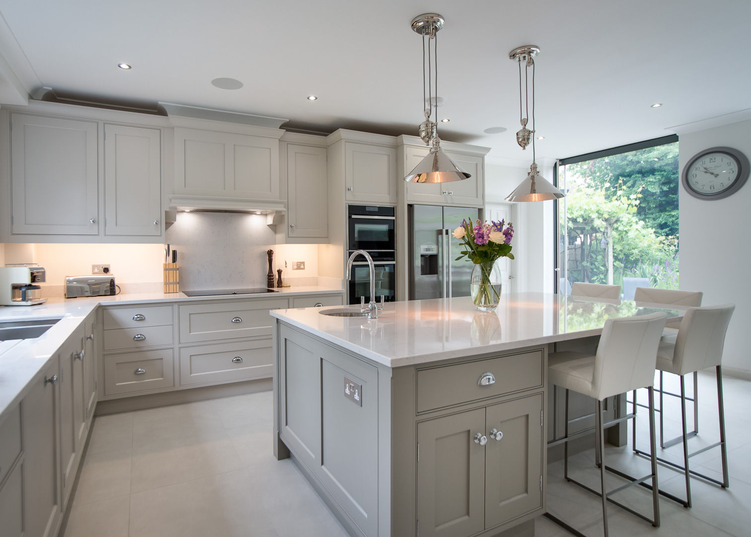 Luxurious, bespoke kitchen by John Ladbury John Ladbury and Company システムキッチン white,modern,minimalist,quartz