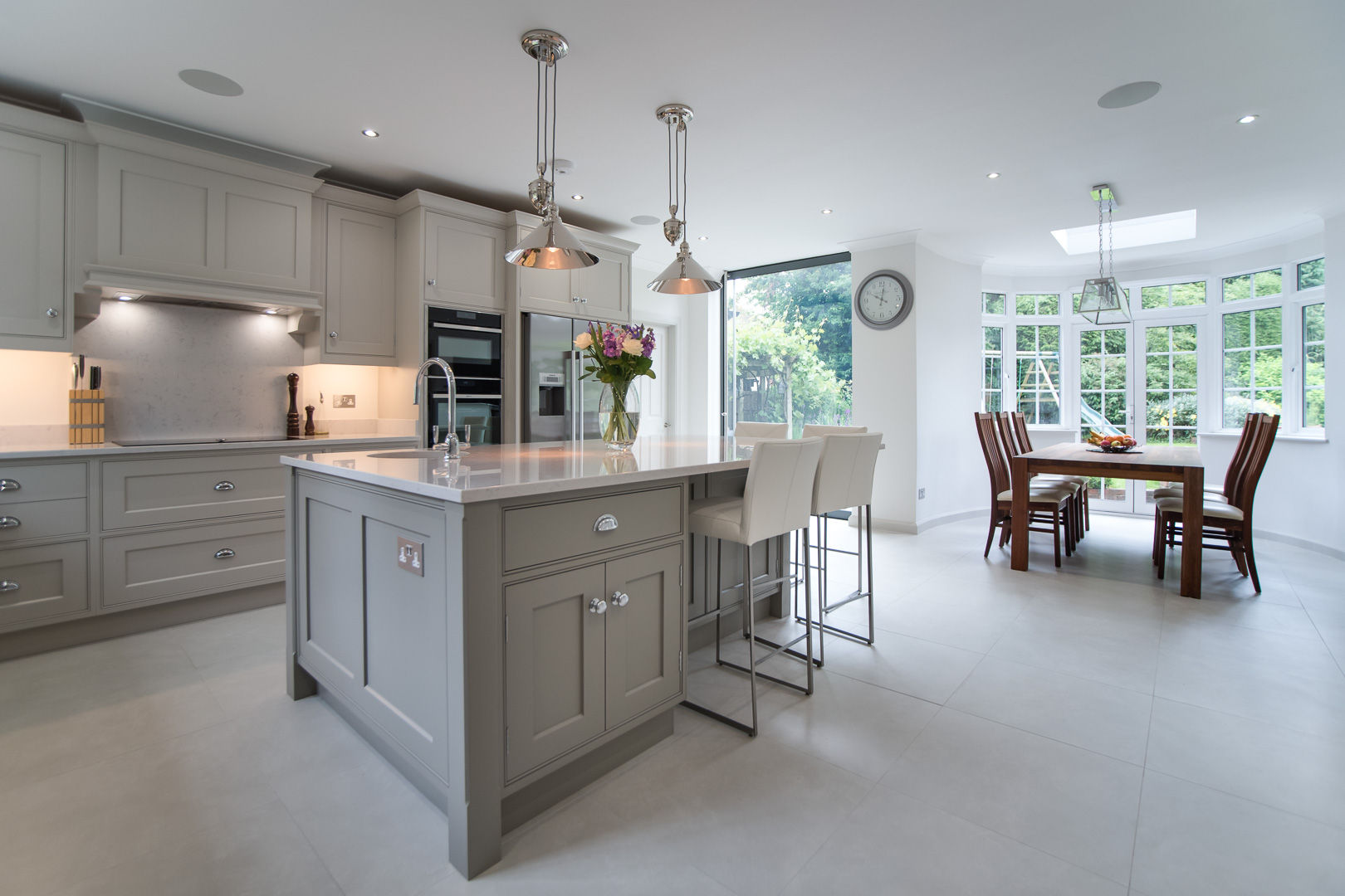 Beautiful bespoke kitchen in Hertfordshire by John Ladbury John Ladbury and Company 모던스타일 주방 modern,bespoke,minimalist