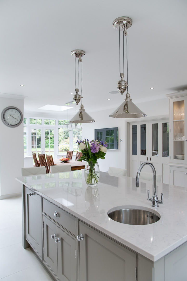 Beautiful bespoke kitchen in Hertfordshire by John Ladbury John Ladbury and Company مطبخ bespoke,modern,minimalist