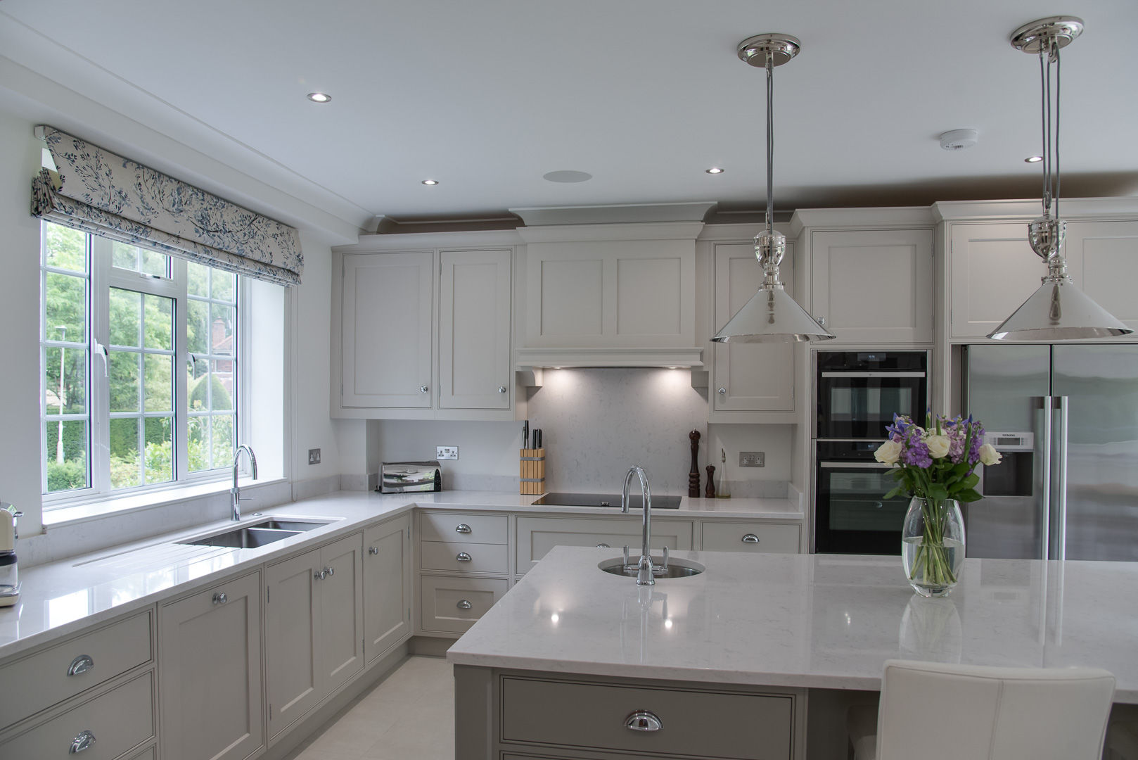 Beautiful bespoke kitchen in Hertfordshire by John Ladbury John Ladbury and Company Cocinas modernas modern,bespoke,minimalist,bright and light