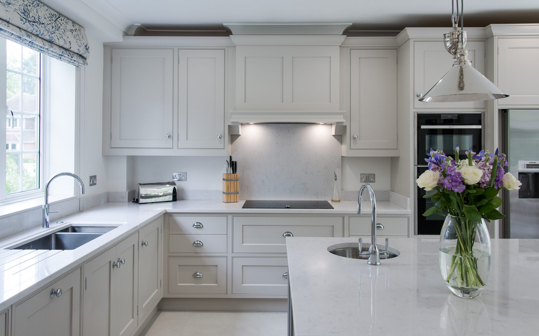 Beautiful bespoke kitchen in Hertfordshire by John Ladbury John Ladbury and Company ห้องครัว bespoke,johnladbury,bright