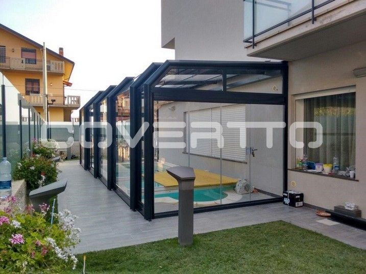 COVERTTO. Cubierta de piscina telescópica adosada a la pared de la vivienda., COVERTTO COVERTTO 泳池 鋁箔/鋅