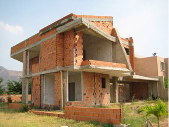 Vista Frontal- Lateral sur/este. Vivienda V12. EISEN Arquitectura + Construccion Casas de estilo escandinavo Concreto Proyecto,Arquitectura,Diseño,Vivienda,Valencia,Caracas,Venezuela,Eisen Guerrero,Architecture,Construcción,Construction,Obra gris