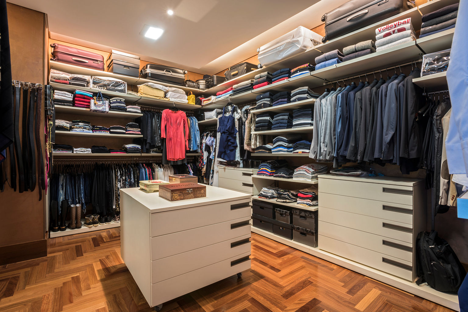 homify Modern dressing room