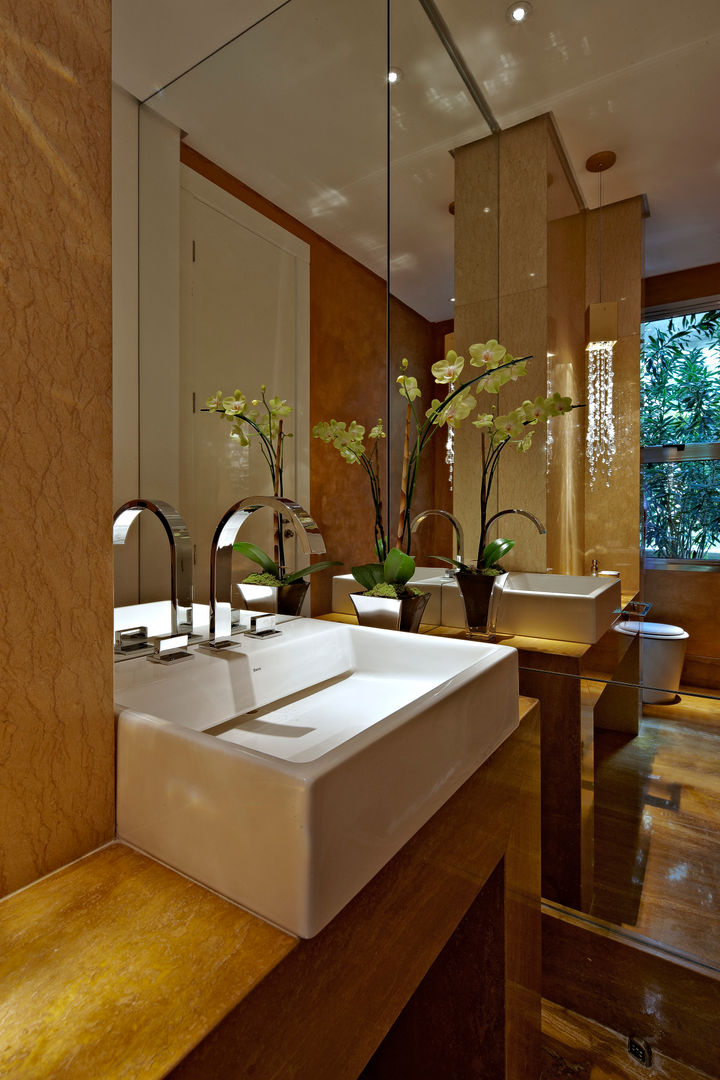 homify Modern bathroom