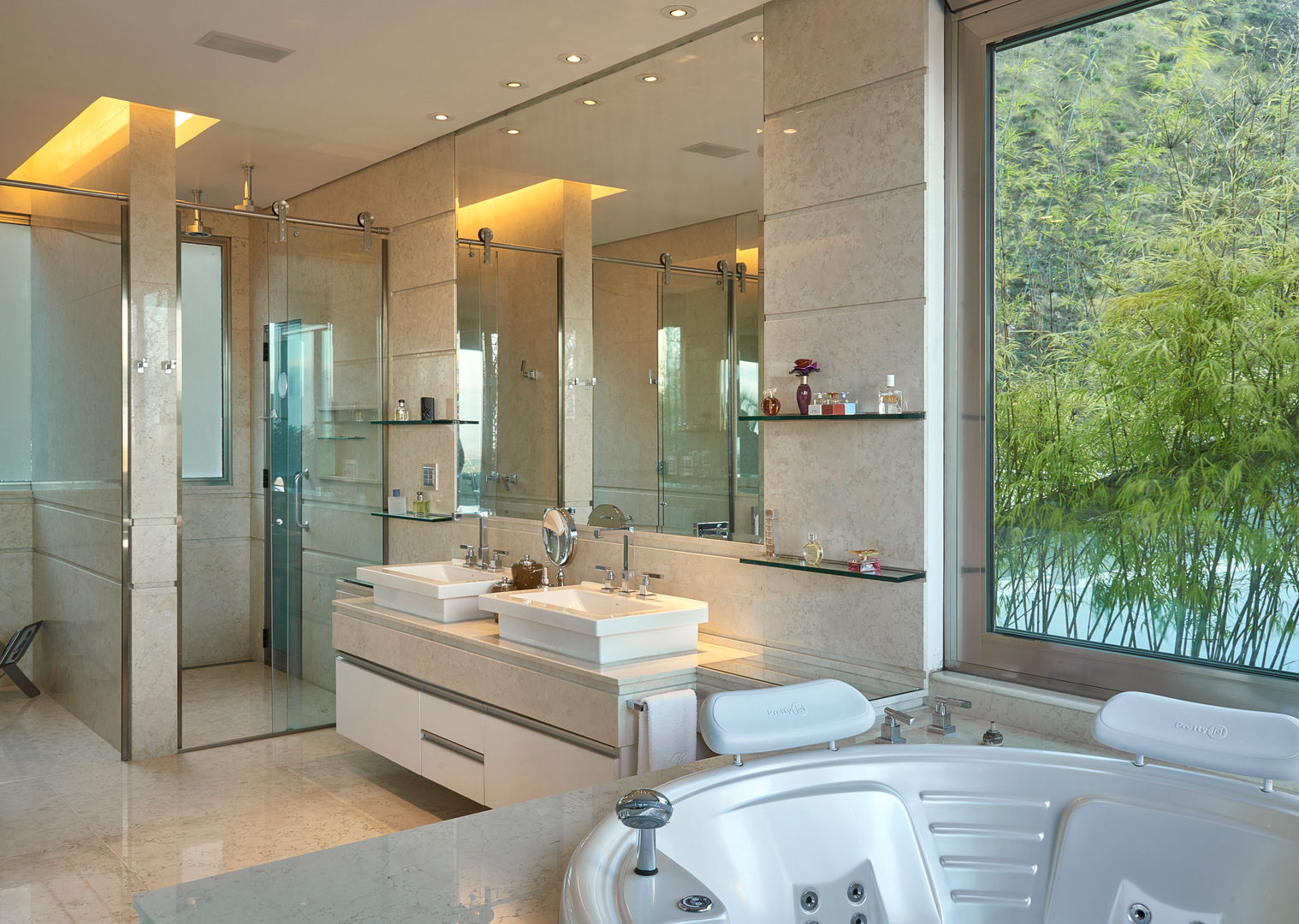 homify Modern style bathrooms