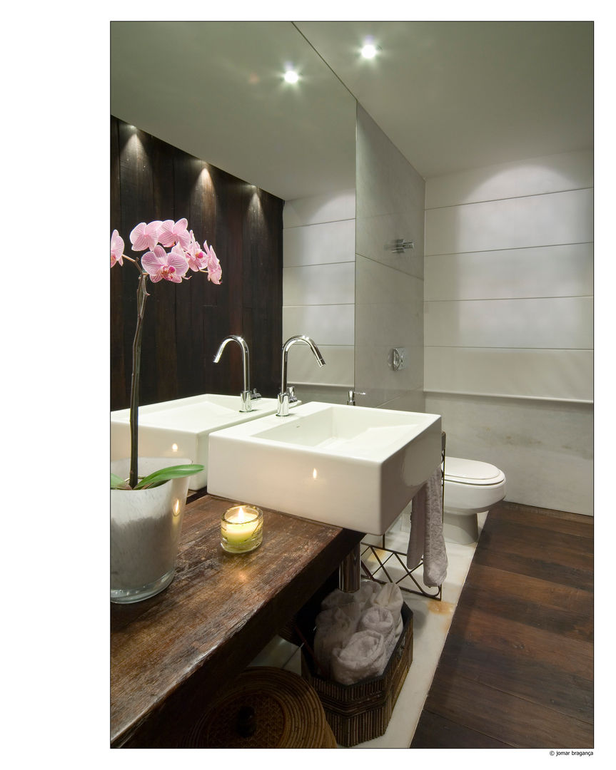 homify Modern bathroom